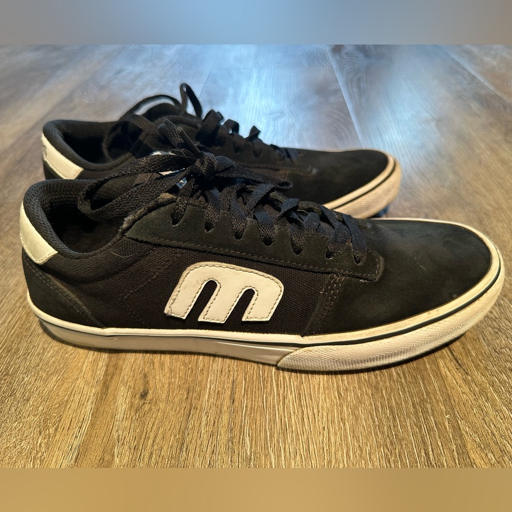 Etnies skateboarding vulc shoes.